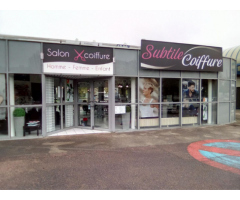 Salon de coiffure mixte au cœur d’un petit centre commercial