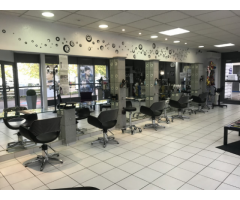 Salon de coiffure mixte au cœur d’un petit centre commercial