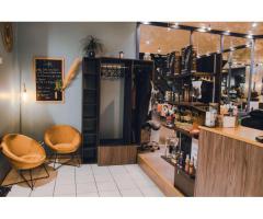 SALON DE COIFFURE MIXTE  ET BARBIER– SAINT-CHAMOND CENTRE-VILLE – 100 M² – CLIENTÈLE FIDÈLE
